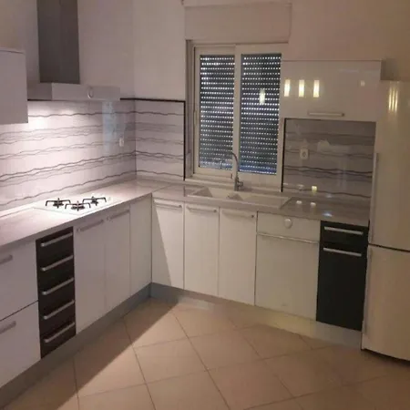 Lilic - Three Bedroom With Terrace And Garden View *